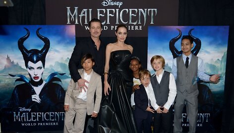 Bradas Pittas ir Angelina Jolie su vaikais (i&scaron; kairės) Paxu, Zahara, Knoxu, Shiloh ir Maddoxu