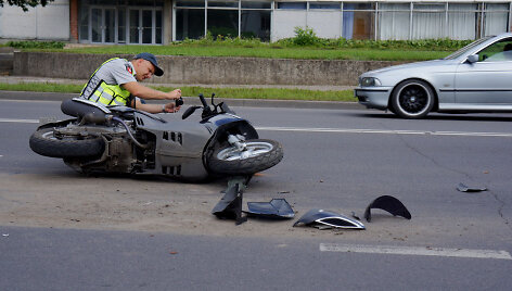 Motoroleris atsitrenkė į troleibusą
