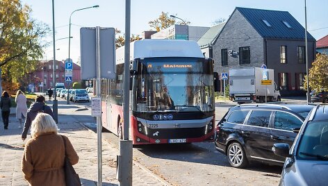 Panevėžyje autobusų stotelės virsta automobilių stovėjimo aik&scaron;telėmis