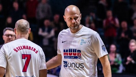Estų krep&scaron;inio legendos Martino Muurseppo pagerbimo rungtynėse &ndash; Saulius &Scaron;tombergas ir kiti buvę bendražygiai.