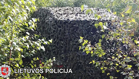 Vagi&scaron;iai prabangų &bdquo;Lexus&ldquo; buvo paslėpę po maskuojančiu audiniu ir paslėpę Darbėnų mi&scaron;kuose.