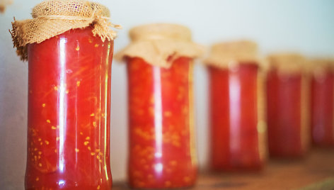 Konservuojame: 20 receptų su pomidorais – nuo marinuotų iki pikantiško džemo