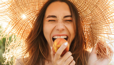 Mergina valgo persiką.