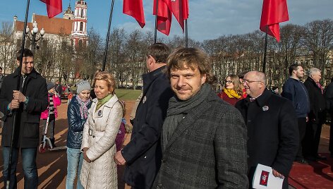 Benediktas Vanagas Vilniaus Luki&scaron;kių aik&scaron;tėje i&scaron;kėlė istorinę Lietuvos vėliavą 2015 m. kovo 11 d. 
