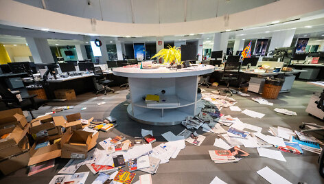 Vandalizmas prie&scaron; laikra&scaron;tį &bdquo;La Stampa&ldquo; / MAURIZIO BOSIO / AFP