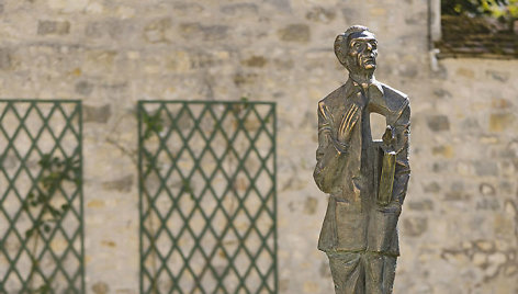 Prancūzijoje atidengta poeto ir diplomato O.Milašiaus skulptūra