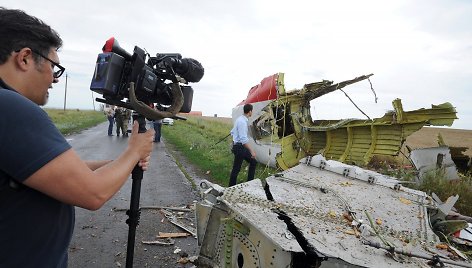 Žurnalistas filmuoja „Malaysia Airlines“ lainerio katastrofos vietoje Donbase