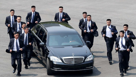 Kim Jong Uno automobilis ir jį lydinti apsauga