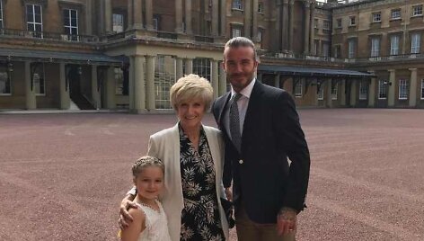Davidas Beckhamas su dukra Harper ir savo mama