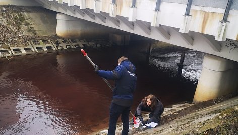 Aplinkosaugininkai vyko į Palangą, kur pastebėta tarša per kurortą tekančiame Rąžės upelyje.