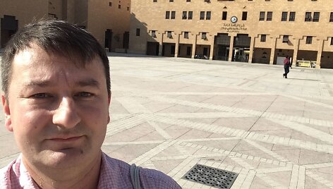 Teisingumo aik&scaron;tė Riade, kur anksčiau vykdavo egzekucijos, gerindami įvaizdį dabar jas perkėlė į nuo&scaron;alesnę vietą. Fone - Moralės policijos būstinė
