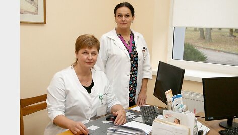 Kėdainių ligoninėje dirbanti gydytoja geriatrė Rasa Maselienė ir slaugytoja Gražina Petrusevičienė