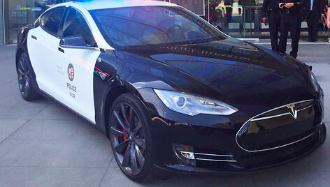 Los Andželo policija žengia istorinį žingsnį: i&scaron; džipų persėda į &bdquo;Tesla Model S&ldquo;