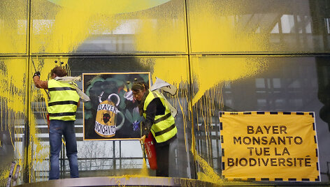 Aktyvistai dažais apipur&scaron;kė &bdquo;Bayer&ldquo; pastatą Paryžiuje