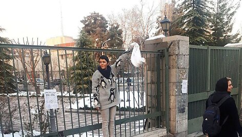 Iranietės protestavo prie&scaron; galvos apdangalų dėvėjimą