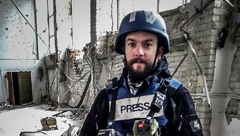 Fotožurnalistas Vidmantas Balkūnas rengia reportažą i&scaron; Ukrainos karo prie&scaron;akinių apkasų