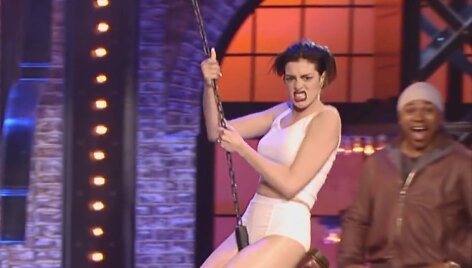 Anne Hathaway laidoje &bdquo;Lip Sync Battle&ldquo;