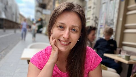 Virginija mėgaujasi &bdquo;Napoleono&ldquo; tortu ir kava Vilniuje