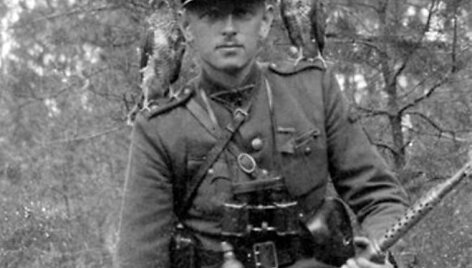 Adolfas Ramanauskas-Vanagas 1947 metais Bingelių kaimo pakra&scaron;tyje su vanagėliais ant pečių pozuoja fotografui