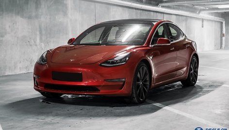 „Deals on Wheels" siūlo išbandyti Tesla Model 3