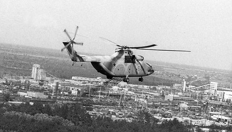 Iš sraigtasparnio barstomi chemikalai slopinantys radiaciją  (1986 m. gegužės 12 d.)