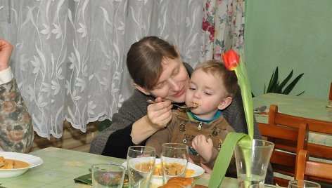 Labdaringų valgyklų lankytojams vaišes surengė labdaros fondas „Maisto bankas“