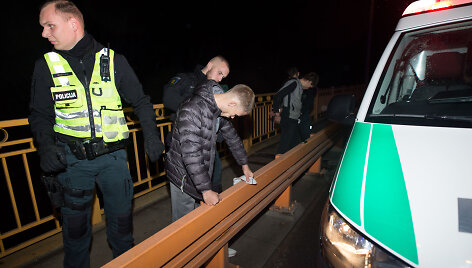 Naktis su Kauno policija: sučiuptas girtas vairuotojas ir du narkotikais bandę atsikratyti jauni vyrai