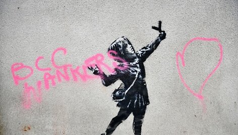 Banksy kūrinys ant pastato Vakarų Anglijoje