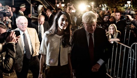 Amal Clooney ir jos šefas Geoffrey Robertsonas Atėnuose