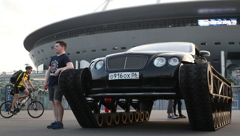 Bentley Continental GT su tanko vikšrais