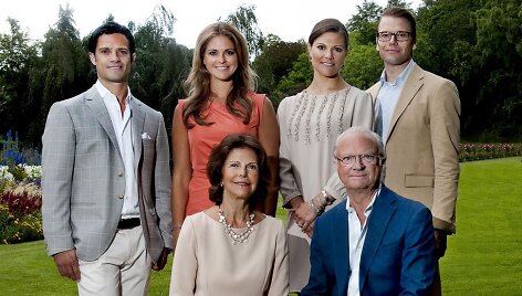 &Scaron;vedijos karali&scaron;koji &scaron;eima: princas Carlas Philipas, princesė Madeleine, princesė Victoria su vyru Danieliu ir karalienė Silvia su karaliumi Carlu Gustafu XVI