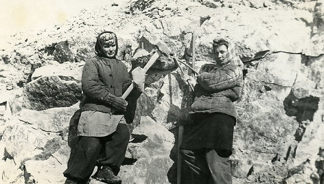 Monika Juknevičiūtė ir Zuzana Čepaitė akmens kasykloje. Balchašas, Steplagas, Kazachija, 1954 m.