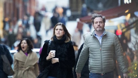 Švedijos princesė Madeleine ir jos vyras Christopheris O'Neillas, nešantis „Livly“ prekių maišelį