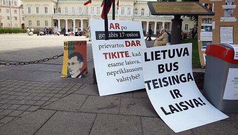 Akcija, skirta paminėti Drąsiaus Kedžio ir Laimutės Stankūnaitės dukros perdavimą motinai.