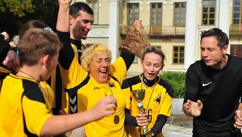2019 rugsėjis, Paežeriai, Vilkavi&scaron;kio rajonas,  apdovanojama &scaron;eimų futbolo turnyro Vieninga &scaron;eima trečios vietos laimėtoja, Kartavičių &scaron;eima