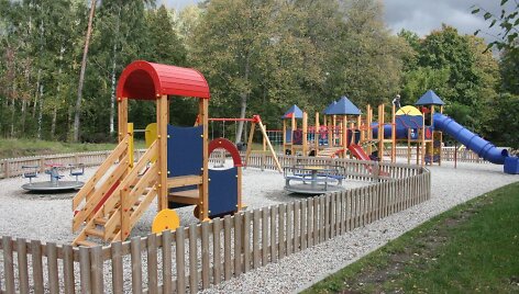 Vaikų žaidimų aik&scaron;telė parke įruo&scaron;ta dar anksčiau