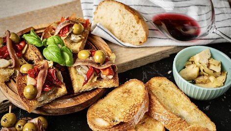 Tapas su konservuotais arti&scaron;okais ir ančiuviais