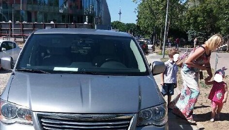 Pilieti&scaron;ka moteris, pastebėjusi be priežiūros automobilyje kepančius vaikus, i&scaron;kvietė policiją: motina &bdquo;nesuprato problemos rimtumo&ldquo;