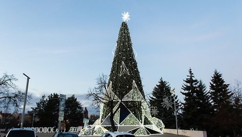 Panevėžio Kalėdų eglę niokoja vėjas