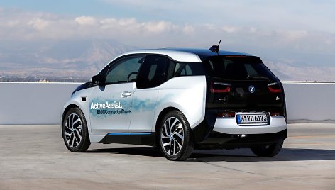 Be žmogaus įsikišimo galintis įsiparkuoti „BMW i3“