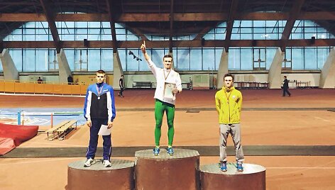 Dovydas Vaivada (viduryje)