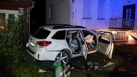 &bdquo;Subaru&ldquo; Kaune kliudė stulpą, medį, i&scaron;vertė tvorą ir apgadino namą