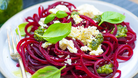 Burokėlių spagečiai su ožkos sūriu ir pesto padažu