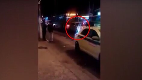Autobusas nustūmė automobilį