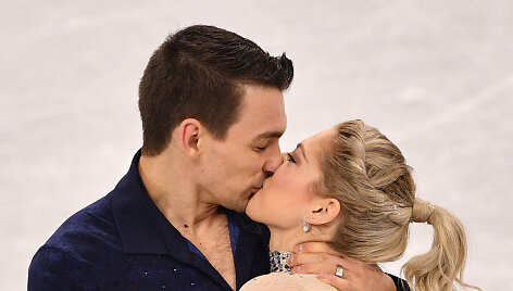 Jungtinių Amerikos Valstijų čiuožėjai Alexa Scimeca Knierim ir Chrisas Knierimas savo trumpąją programą užbaigė bučiniu