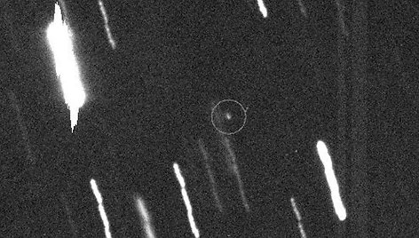 Šis „stovintis“ taškas „judančių“ žvaigždžių fone yra asteroidas 99942 Apophis