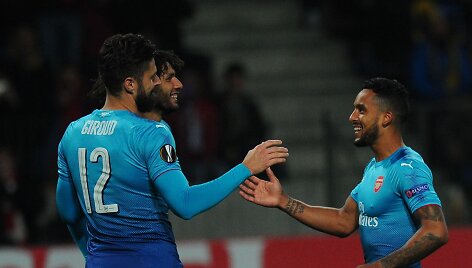 Londono &bdquo;Arsenal&ldquo; puolėjas O.Giroud (kairėje) džiaugiasi įvarčiu Baltarusijoje.