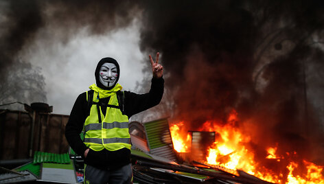 &bdquo;Geltonųjų liemenių&ldquo; protestai prie&scaron; E.Macroną peraugo į susirėmimus