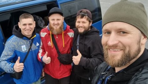 Aurimas Mockus (de&scaron;inėje) su komanda pasiekė Charkivą.