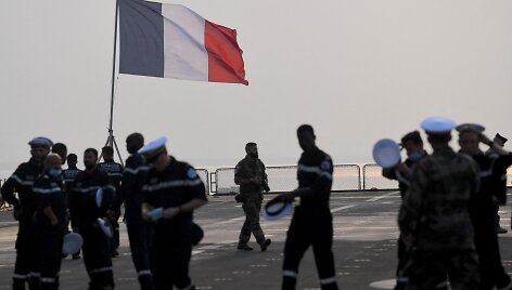 Prancūzijos karinio laivyno jūreiviai po nacionaline vėliava / INDRANIL MUKHERJEE / AFP